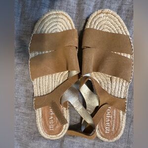 NWT Maypole Women's Tan Suede Sandals